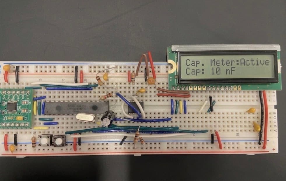 Capacitance meter breadboard reading 10 nF on the LCD